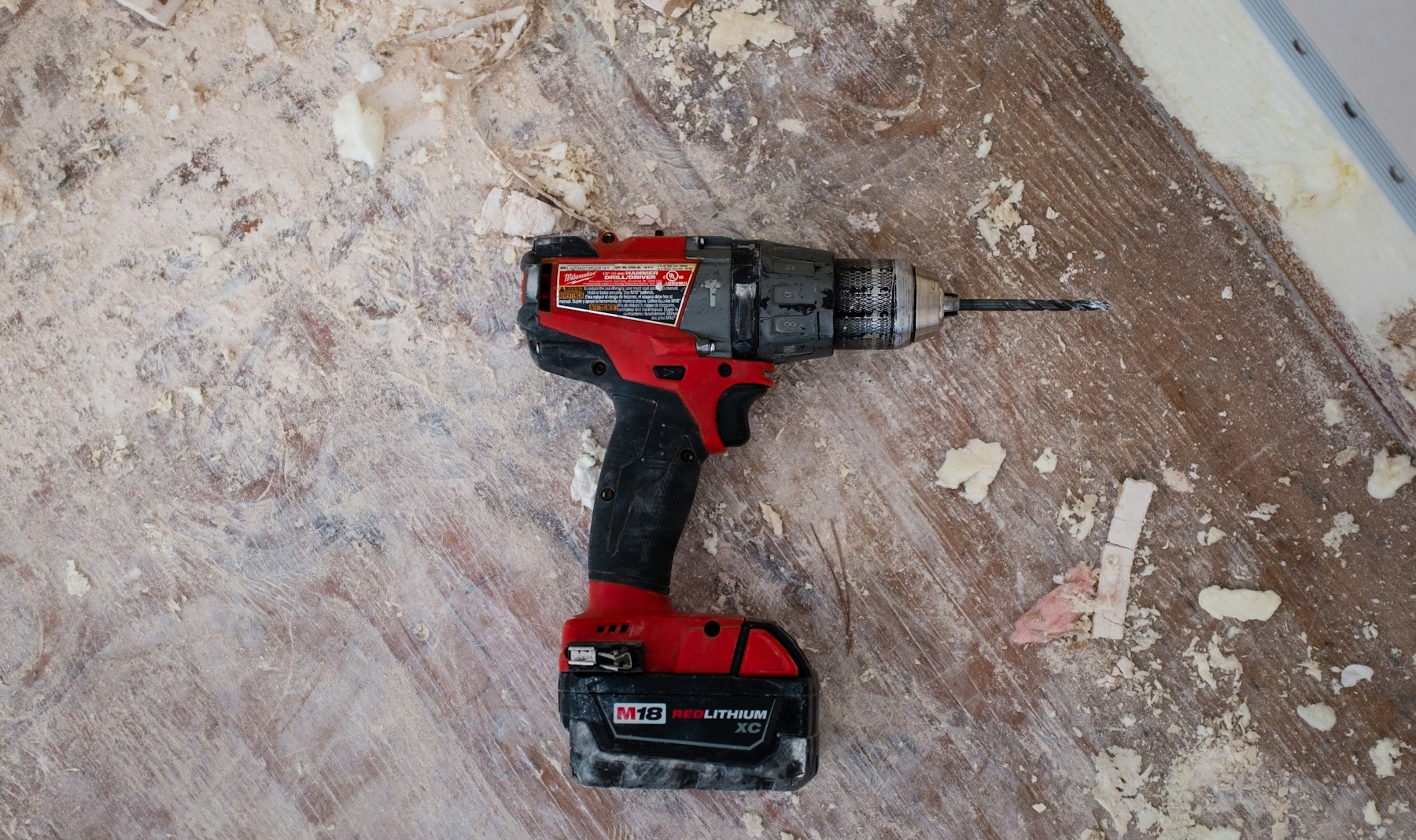 Etabli de menuiserie avec outils, plateaux de bois et travail en cours