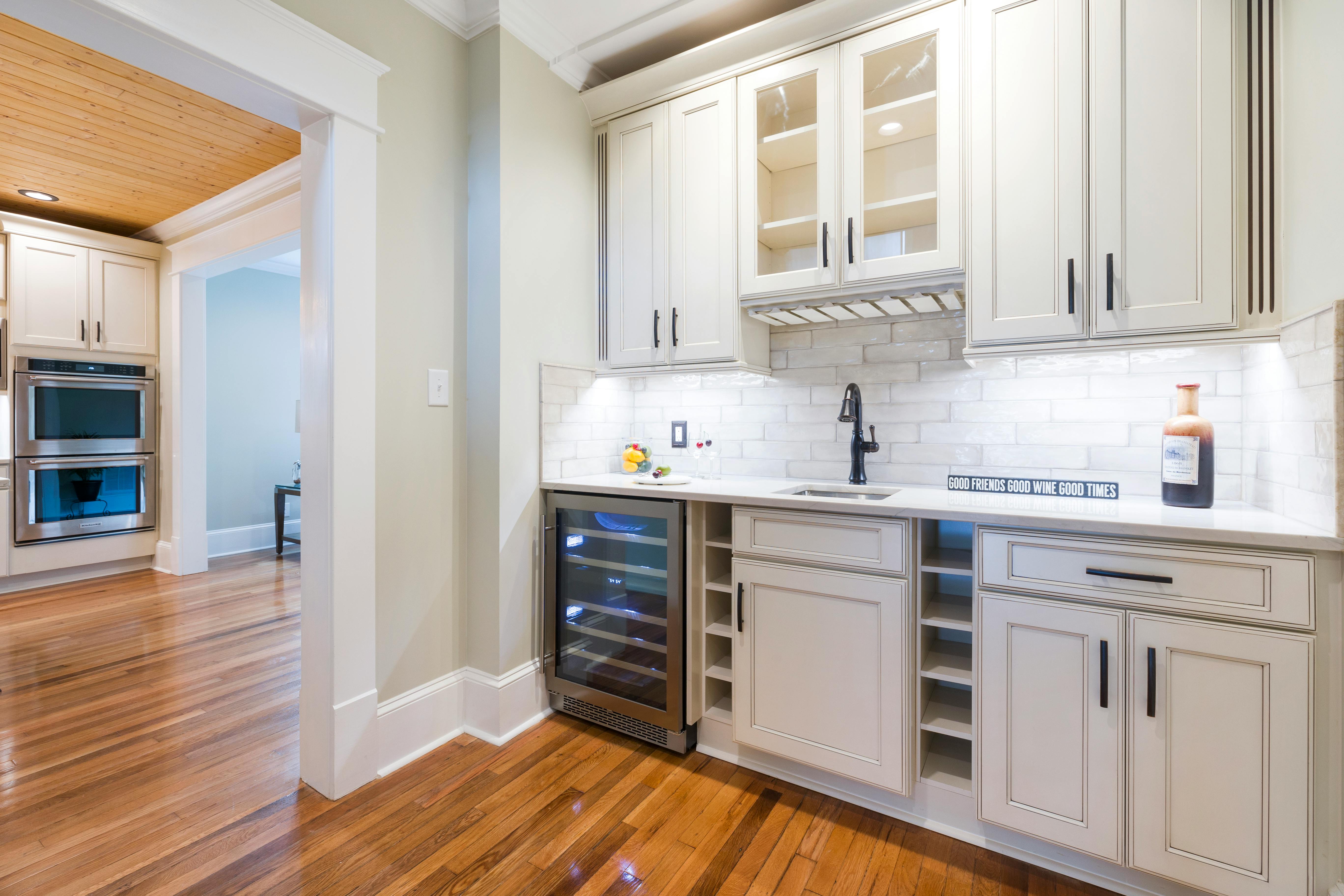 Banquette en bois sur mesure avec rangement